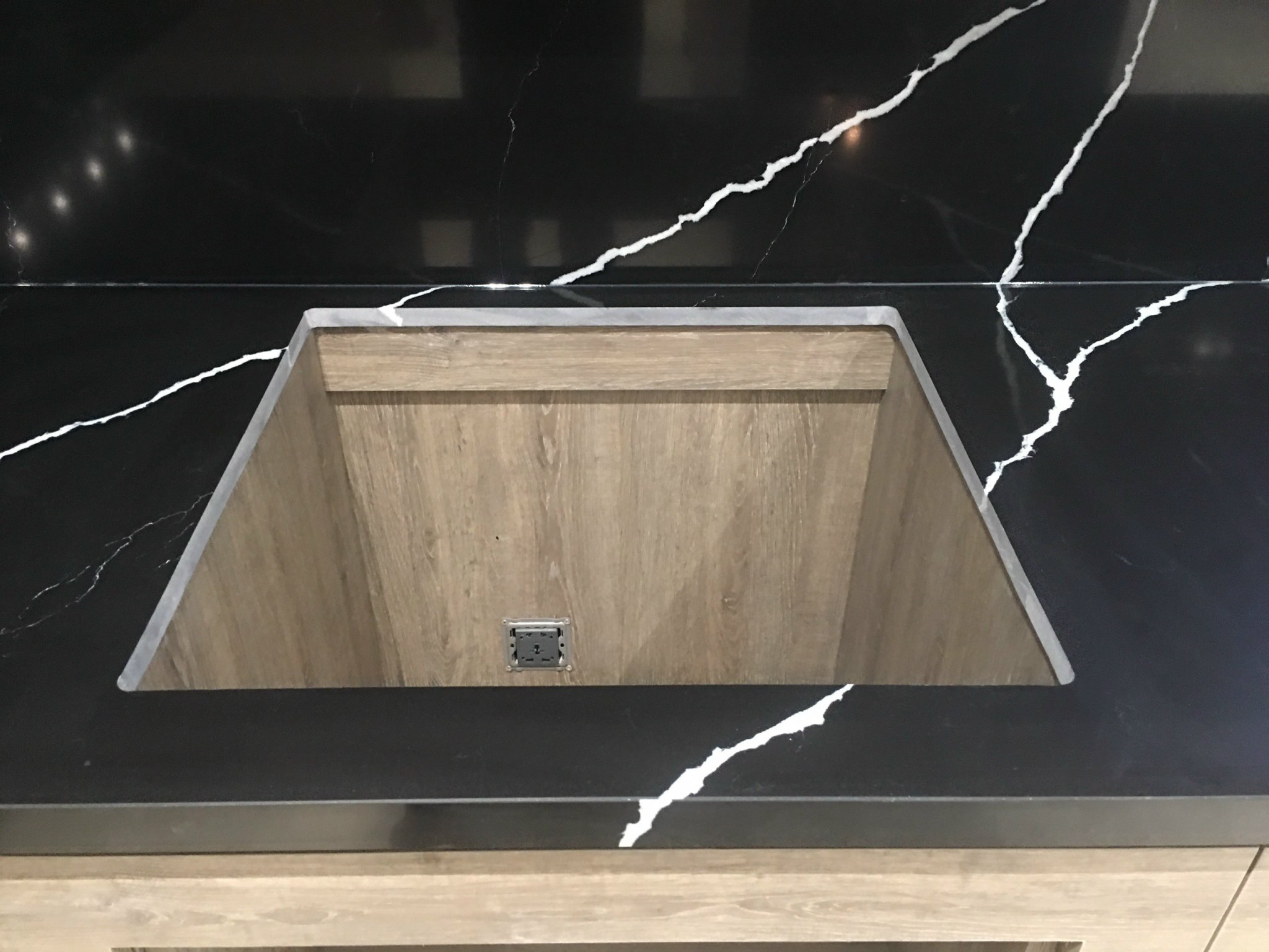 ĐÁ THẠCH ANH CAO CẤP NERO MARQUINA BQ8740 